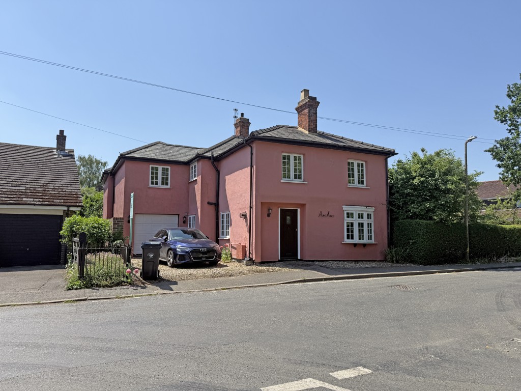Lot: 168 - DETACHED COTTAGE IN ESSEX VILLAGE LOCATION - Front elevation of the detached house in Essex village